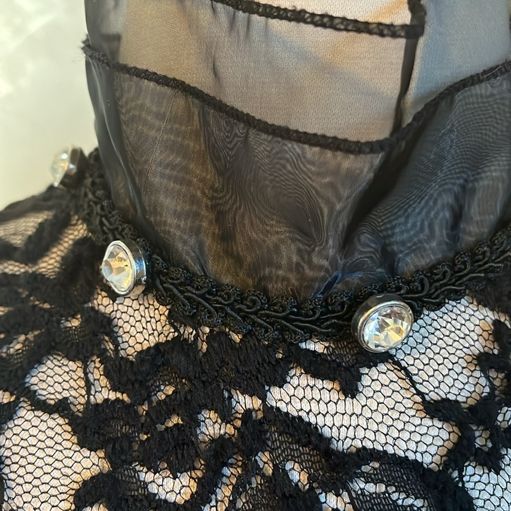 Kiuyafashion Black Lace Top w/Sheer Stand up collar & Rhinestone Details Size M - Picture 9 of 17
